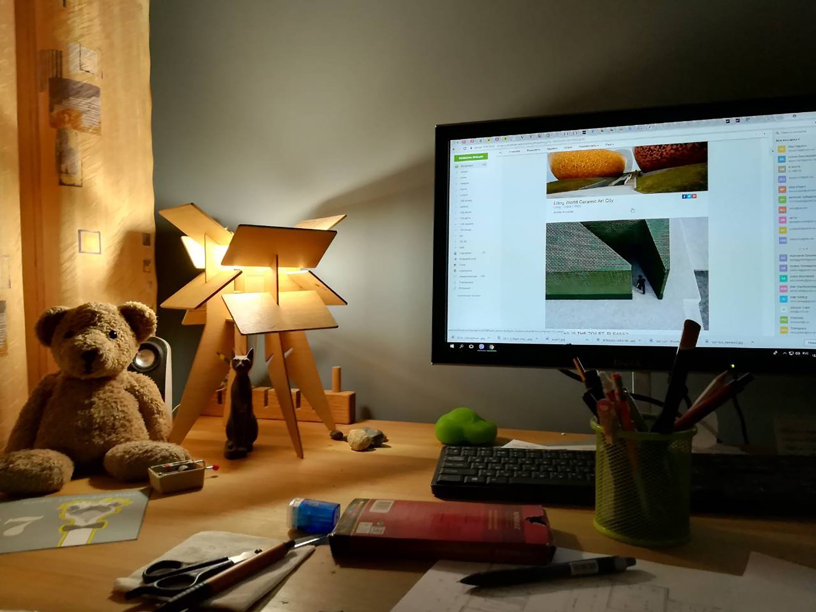 Desk lamp on the work table.
